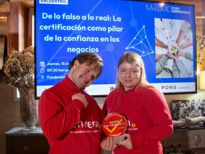 Jovenes del Grupo Envera con el sello Disfriendly